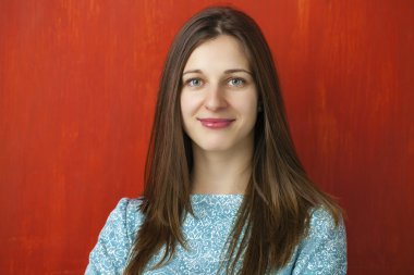 Kırmızı turkuaz bir elbise genç güzel bir kadın portresi 