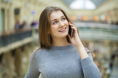 Güzel genç esmer kadın telefon ederken 