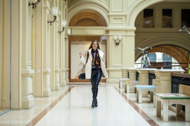 Dükkanda yürüyen mutlu güzel kadın