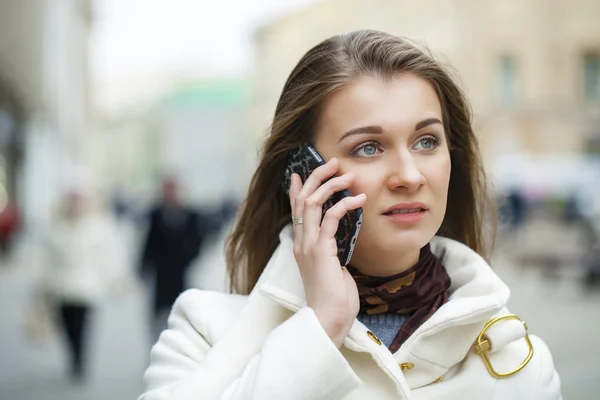 Glad vackra tjej ringer via telefon — Stockfoto