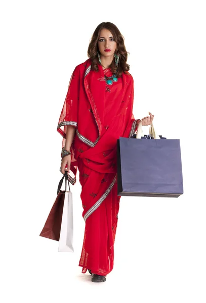 Nakupovat. Módní bruneta žena v červené sárí — Stock fotografie
