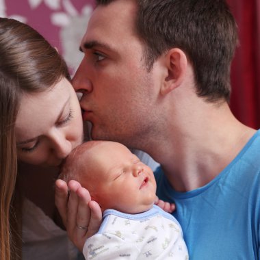 Genç çift üst ile erkek bebek