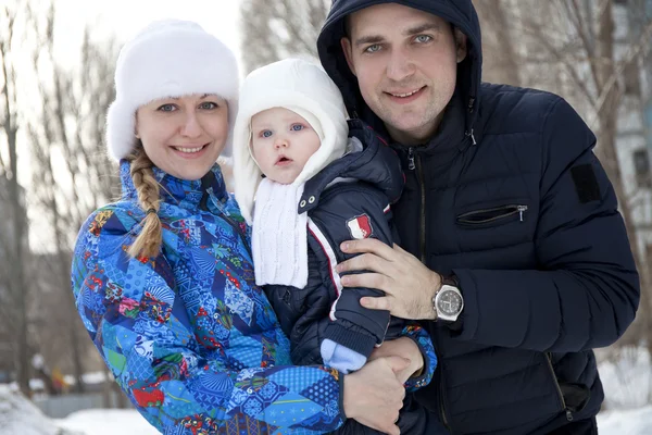 Семья и ее маленький сын на открытом воздухе зимой — стоковое фото