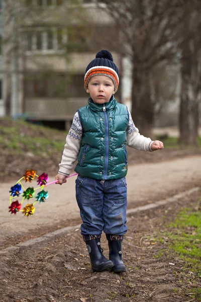 Yeşil jaket ve mavi jeans erkek bebek — Stok fotoğraf