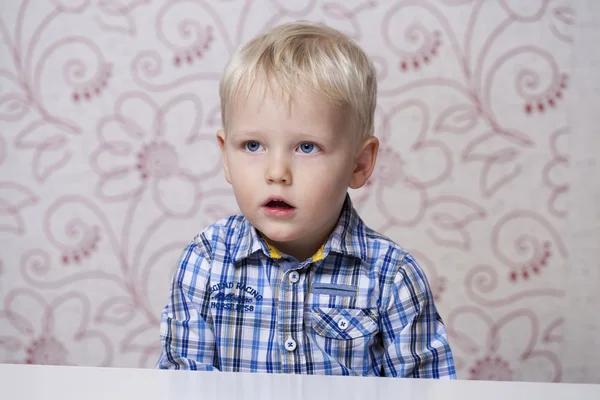 Gelukkig blond jongetje thuis — Stockfoto