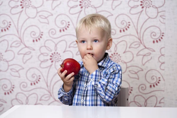 Cute little boy eating red apple — Stock Photo, Image