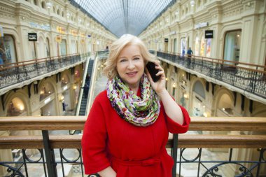 Telefon ederken mutlu olgun sarışın kadın