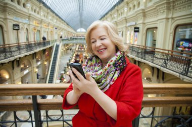 Telefon ederken mutlu olgun sarışın kadın