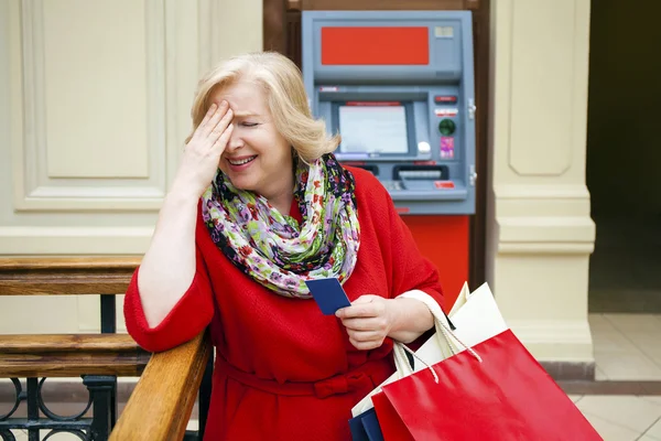 Mulher feliz madura com sacos de compras — Fotografia de Stock