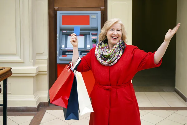 Madura feliz mujer con bolsas de compras —  Fotos de Stock