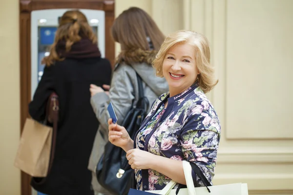 Mogen blond kvinna med kreditkort i hand nära Atm — Stockfoto