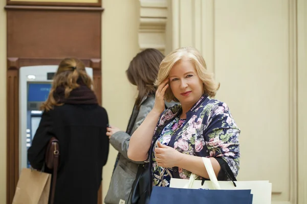 Mogen blond kvinna med kreditkort i hand nära Atm — Stockfoto