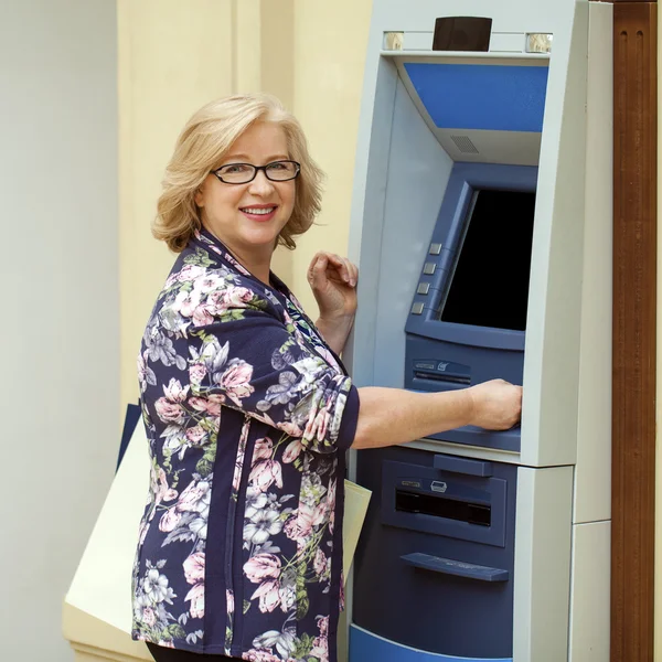 Wanita pirang dengan kartu kredit di tangan dekat ATM — Stok Foto