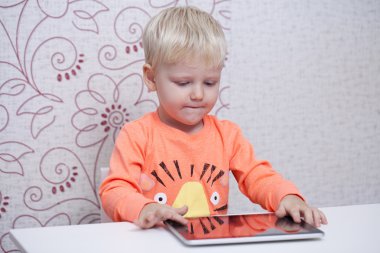 Sarışın küçük çocuk oyun panelinde 