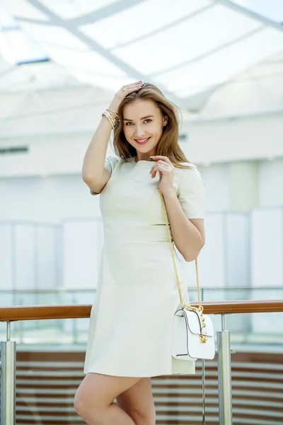 Beautiful young woman walks in the shop — Stock Photo, Image