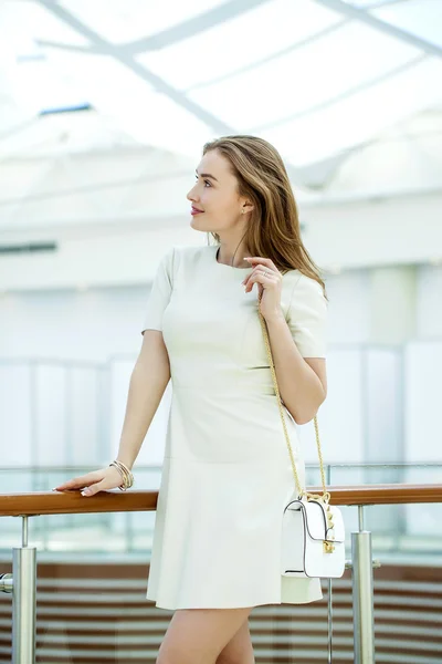 Beautiful young woman walks in the shop — Stock Photo, Image