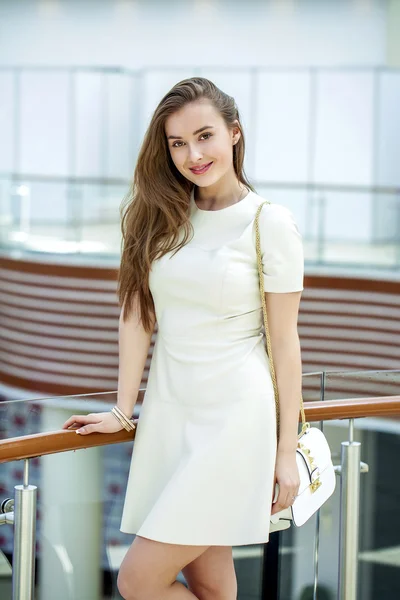 Beautiful young woman walks in the shop — Stock Photo, Image