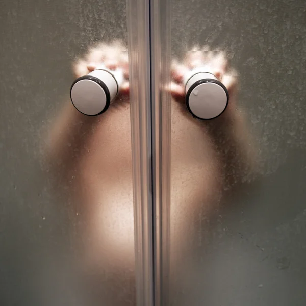 Jongetje neemt drie jaar in de douche schoon te — Stockfoto