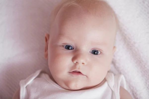 Porträtt av en nyfödd baby pojke hemma — Stockfoto