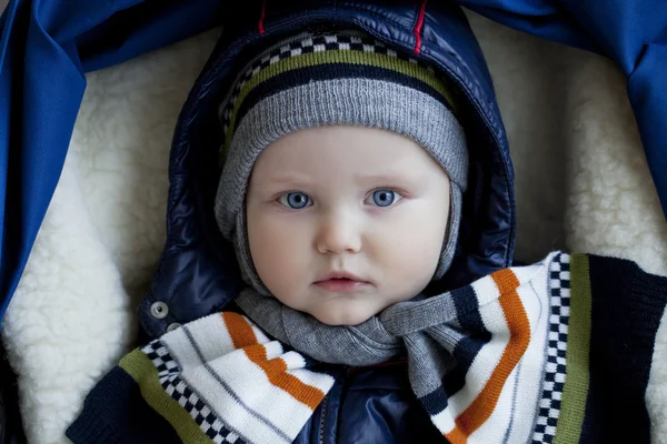 Primer plano Niño en cochecito en invierno —  Fotos de Stock