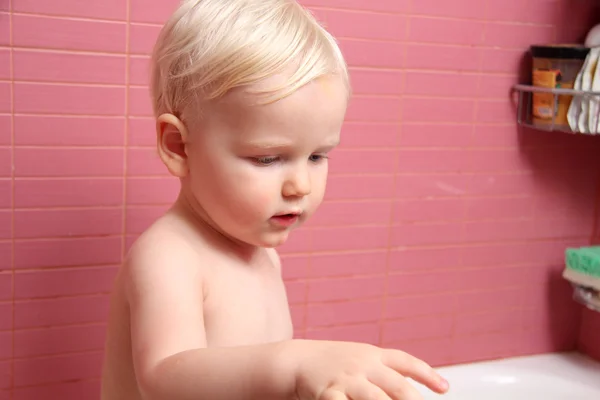 Мальчик-блондин в ванной комнате — стоковое фото