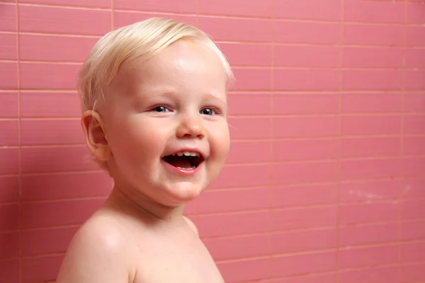 Мальчик-блондин в ванной комнате — стоковое фото