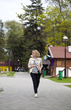 Bahar parkta yürüyen yaşlı kadın