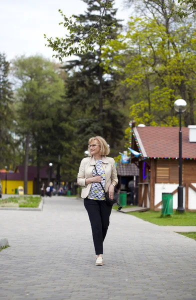 Bahar parkta yürüyen yaşlı kadın