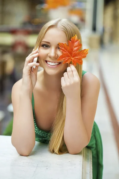 Joyeux belle femme appelant par téléphone — Photo