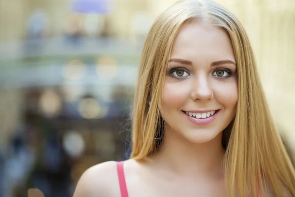 Mulher bonita jovem — Fotografia de Stock