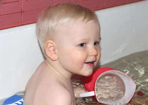 Blonde bébé garçon dans la salle de bain — Photo