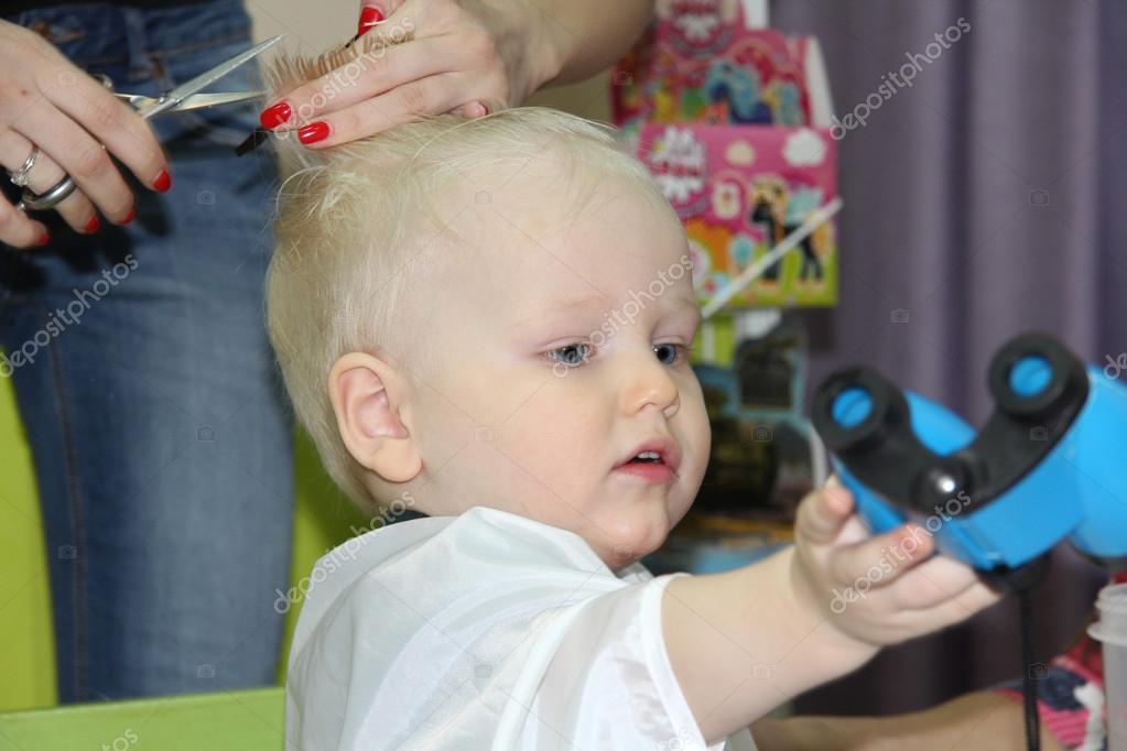 Blonde Kleine Junge Schneiden Ihre Haare In Einem Kinder Friseur Stockfoto C Arkusha