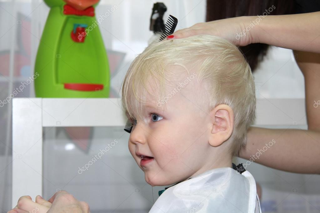 Blonde Kleine Junge Schneiden Ihre Haare In Einem Kinder Friseur Stockfoto C Arkusha