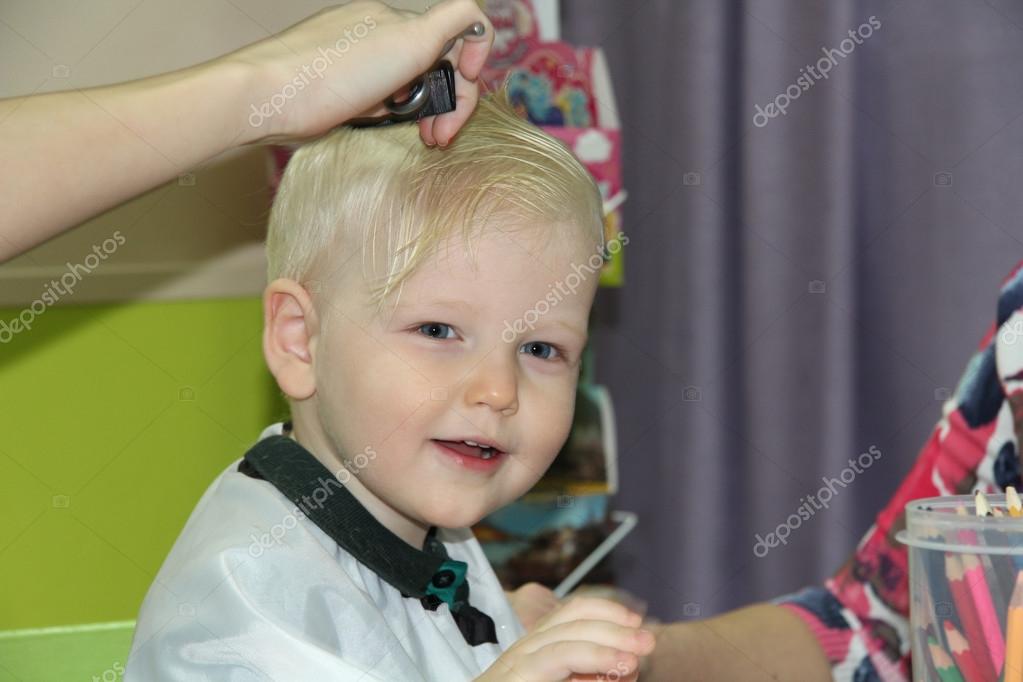 Blonde Petit Garcon Coupe Leurs Cheveux Dans Un Salon De Coiffure Pour Enfants Image Libre De Droit Par Arkusha C Blonde Petit Garcon Coupe Leurs Cheveux Dans Un Salon De Coiffure Pour Enfants Image Libre De Droit Par Arkusha C