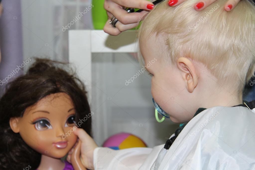 Blonde Kleine Junge Schneiden Ihre Haare In Einem Kinder Friseur Stockfotografie Lizenzfreie Fotos C Arkusha Depositphotos