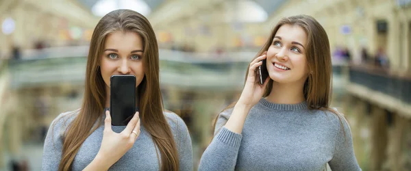 Koláž. Mladé ženy se vztahuje na její tvář obrazovka smartphonu — Stock fotografie