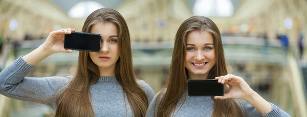 Колаж. Молоді жінки прикривають екран обличчя смартфоном — стокове фото