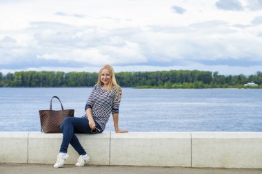 Mavi Jeans yaz sokak nieumiem oturan genç güzel kadın