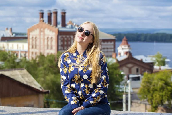 Charmante gelukkig blond meisje in zonnebril — Stockfoto