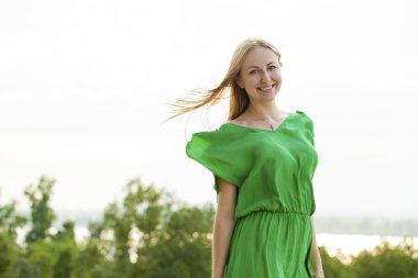 Genç, güzel sarışın kadın. 