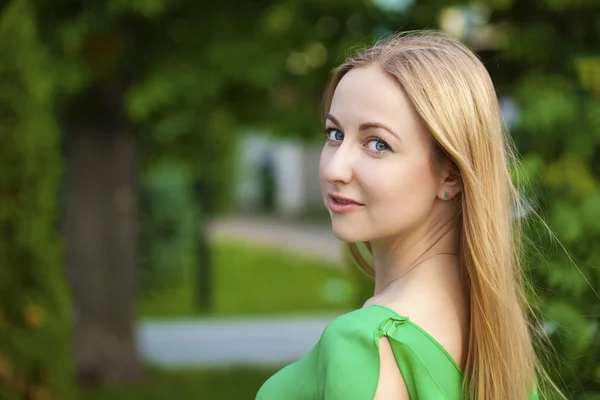 Junge schöne blonde Frau — Stockfoto