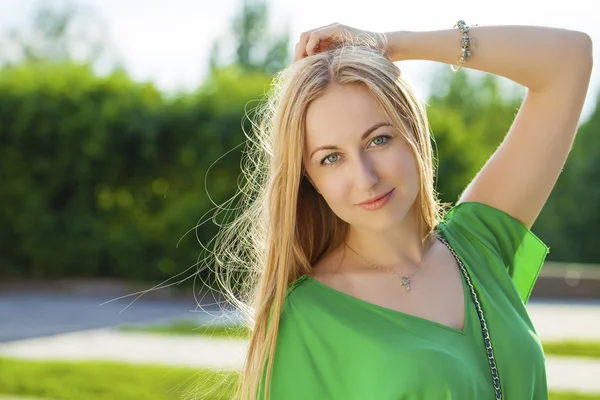 Jong mooi blond vrouw — Stockfoto