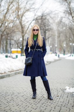 Mavi paltolu genç kadın 