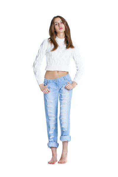 Retrato de una hermosa mujer en jeans azules y suéter blanco — Foto de Stock