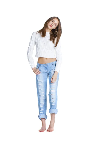 Портрет красивой женщины в синих джинсах и белом свитере — стоковое фото
