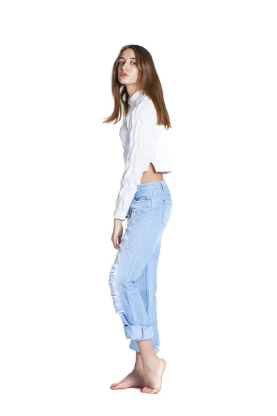 Retrato de una hermosa mujer en jeans azules y suéter blanco —  Fotos de Stock