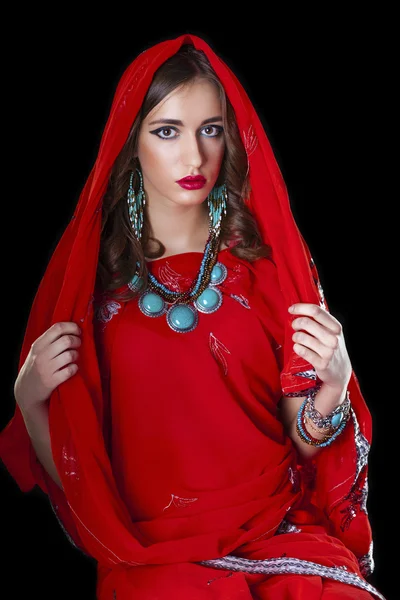 Jeune jolie femme en robe rouge indienne — Photo