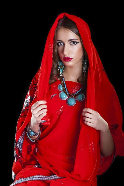 Jovem mulher bonita em vestido vermelho indiano — Fotografia de Stock