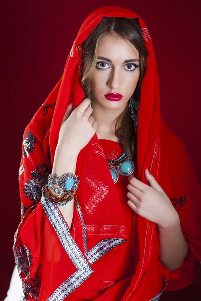 Jeune jolie femme en robe rouge indienne — Photo