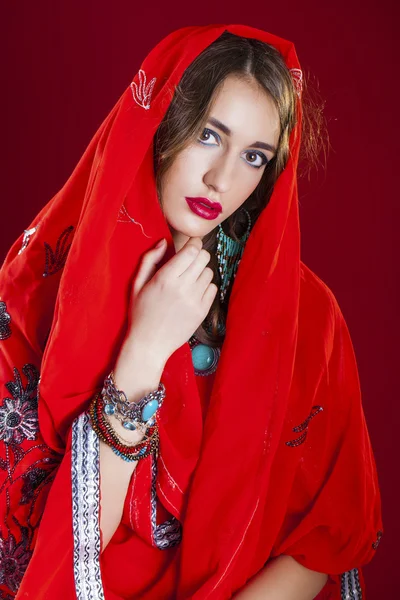 Jeune jolie femme en robe rouge indienne — Photo